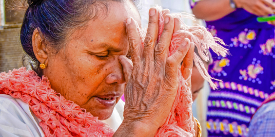 burma - myanmar_befolkning kvinde beder_01