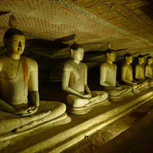 Buddhastatuer gemt i klippehuler i Golden Rock Temple, Dambulla