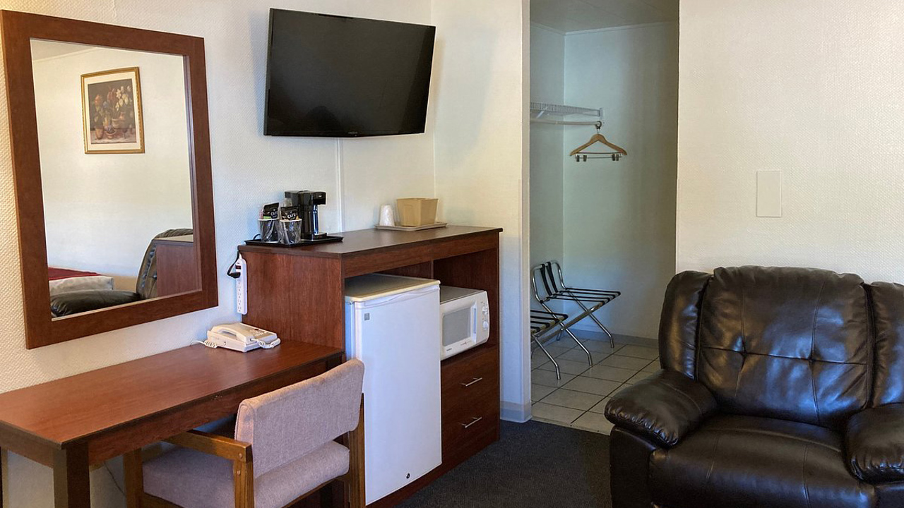 Hot Springs Hill Inn USA SD Two Queen Bedroom 04