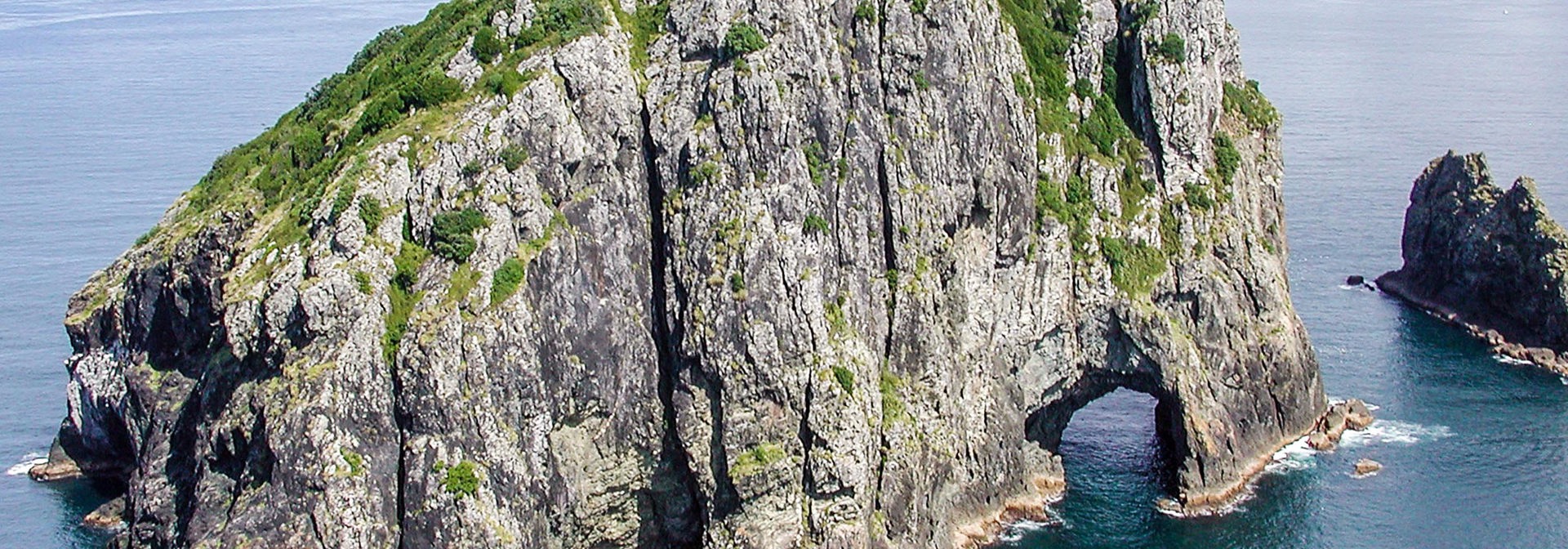 new zealand - bay of islands_hole in th rock_01