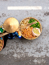 Vietnam - hanoi_befolkning_kvinde_kurv_02