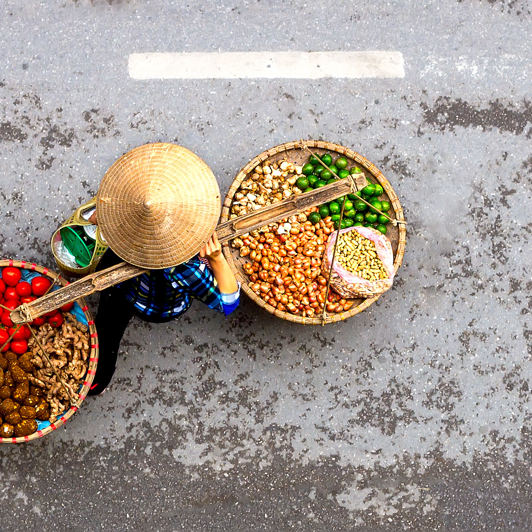 Vietnam - hanoi_befolkning_kvinde_kurv_02