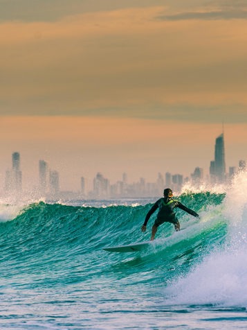 Vi besøger bl.a. Bondi Beach, hvor surferne tæmmer de helt store bølger...
