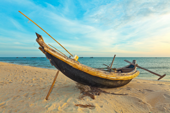 Vietnam - hue_long tail boat_01