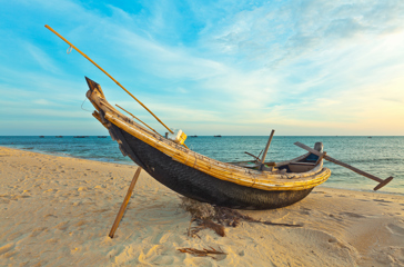 Vietnam - hue_long tail boat_01