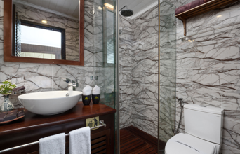 Pelican Glory Bathroom