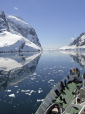 antarktis_isbjerg_skib_01