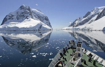 Isbjergene følger os hele vejen i Antarktis