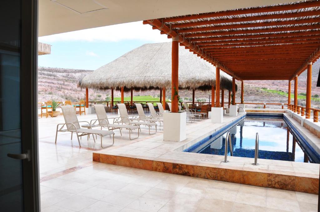Hotel Indigo Pool 1