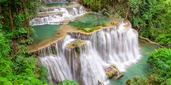 Oplev det smukke vandfald Huai Mae Kamin i Kanchanaburi.