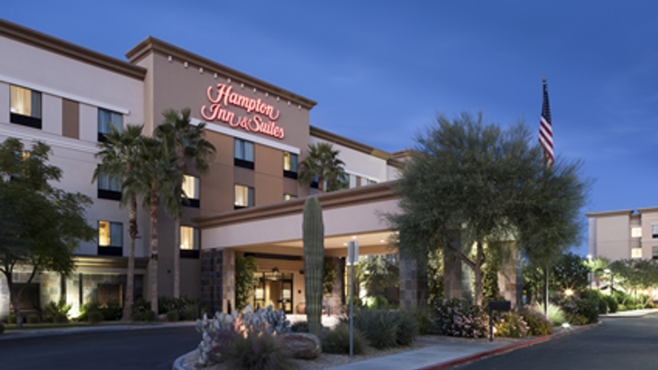 usa - hampton inn phoenix facade aften