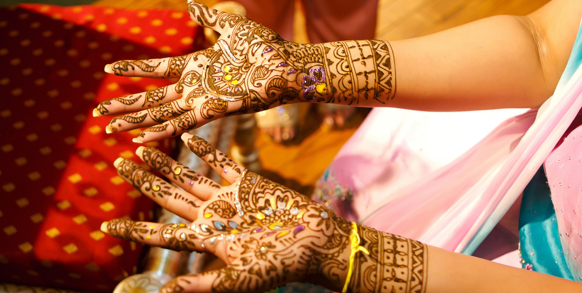 Henna tatoveringer hører til i et lokalt bryllup