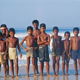 I Mararikulam fisker de lokale drenge direkte fra stranden