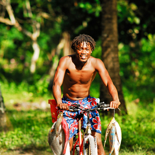 seychellerne - seychellerne_befolkning_mand_cykel_01