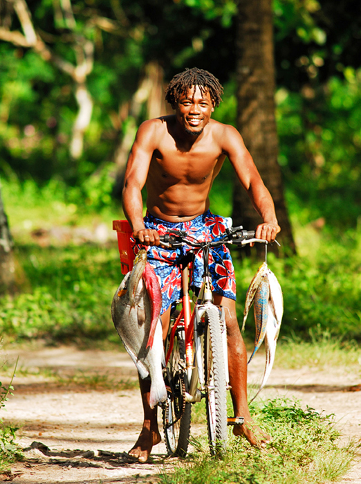 seychellerne - seychellerne_befolkning_mand_cykel_01