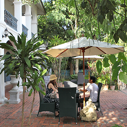 laos - luang praban - villa santi hotel_cafe
