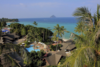 thailand - holiday inn phi phi_hotel oppefra_01