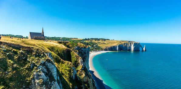 Étretat på Normandiets nordkyst er et af Frankrigs mytiske landskaber.
