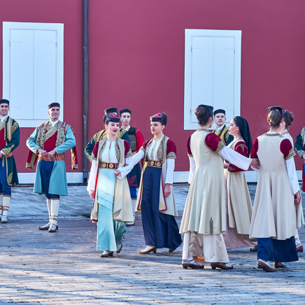 Traditionel dans i Montenegro