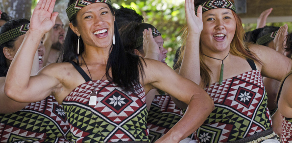... og modtages med dansk og musik i maoricentret Whakarewarewa