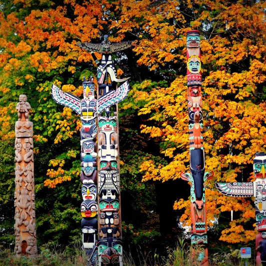 I Stanley Park ser vi Totempæle