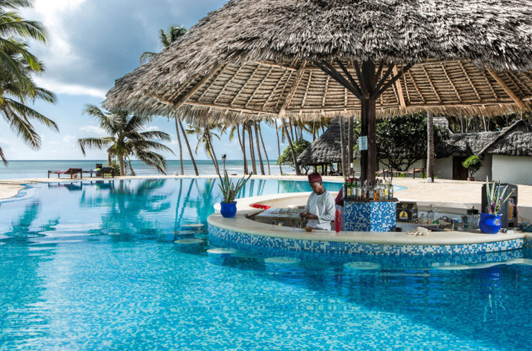 karafuu resort_pool bar_01