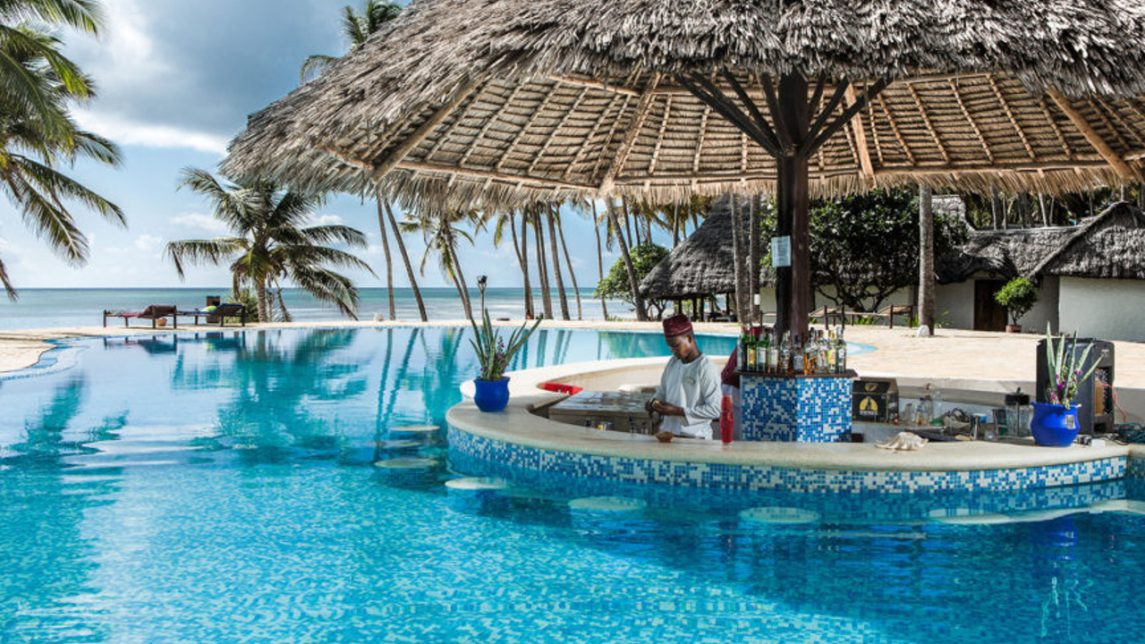 karafuu resort_pool bar_01