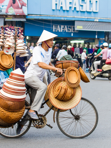 vietnam - hanoi_befolkning_kvinde_gadesaelger_06