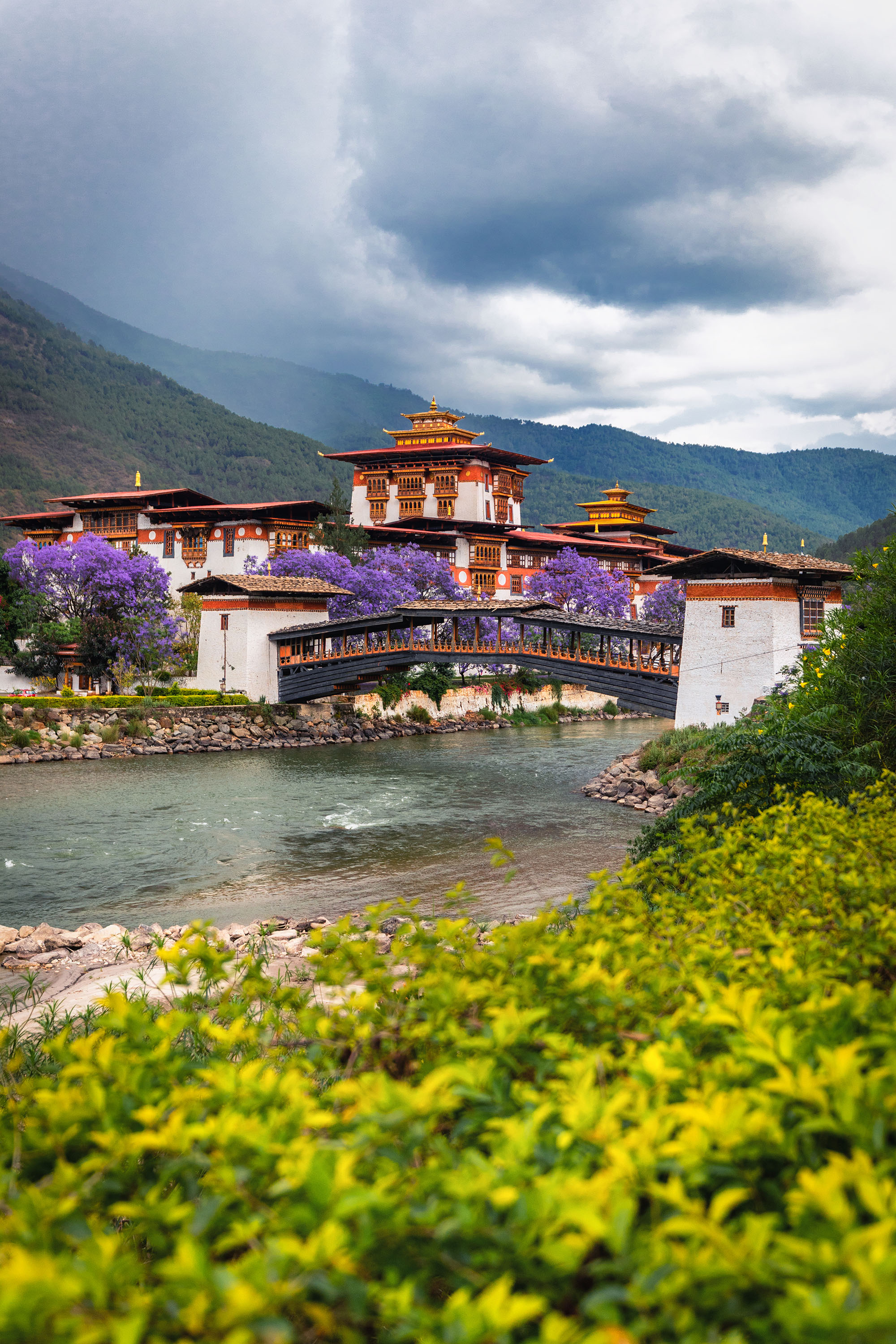 ... til Punakha og den smukt beliggende Dzong.