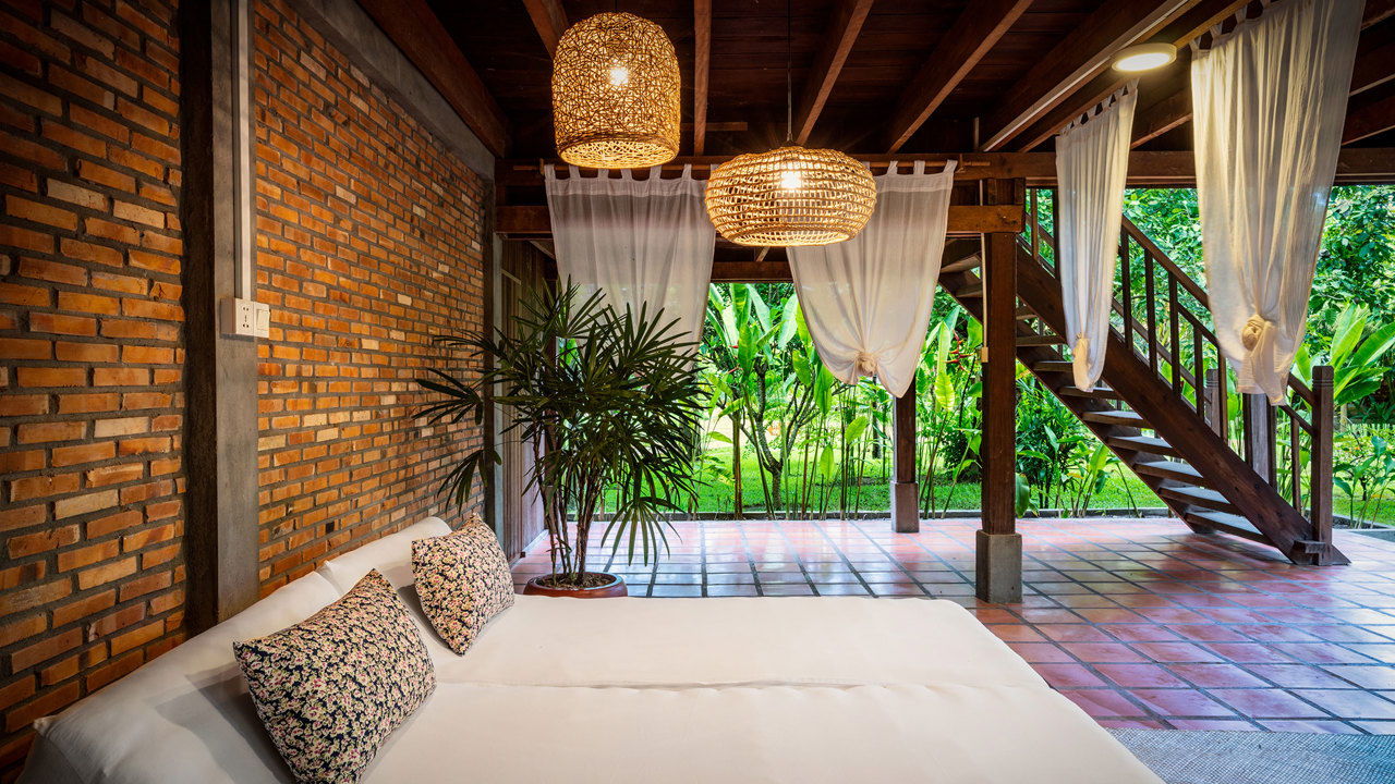 Farm House Smiling Gecko Deluxe Khmer Bungalow 03