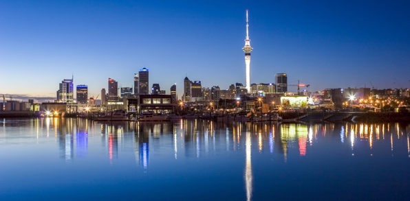 Rejsen begynder i Auckland, hvor Celebrity-skibet venter på os