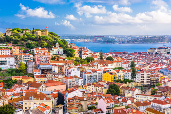 ... men først besøger vi solskinsbyen Lissabon, Portugals hovedstad...
