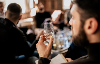 Der bliver også tid til et besøg på et whiskydestilleri med smagsprøver for dem, der har lyst!
