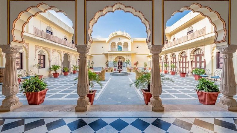 Dhulagarh Heritage Palace Hotel Courtyard 02