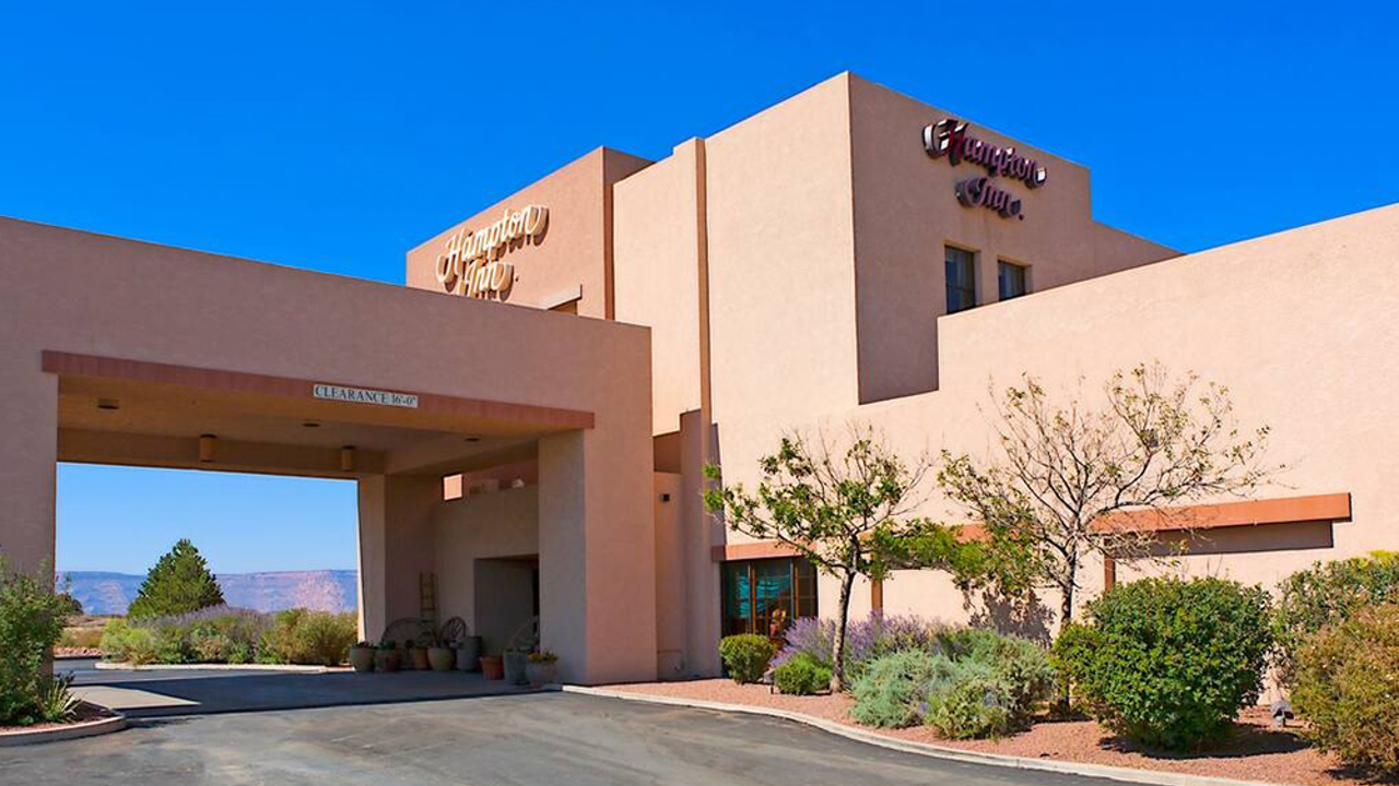 usa - hampton inn kayenta_facade_01
