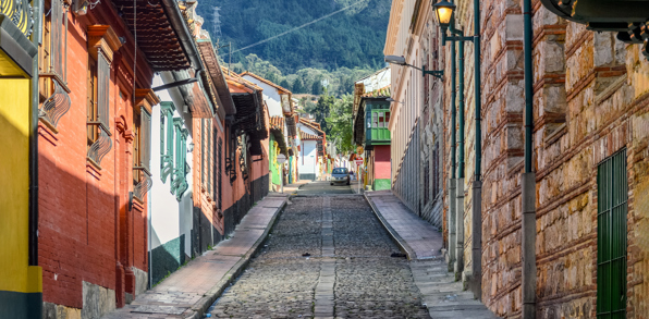 colombia - bogota_la candelaria_farverig gade_03