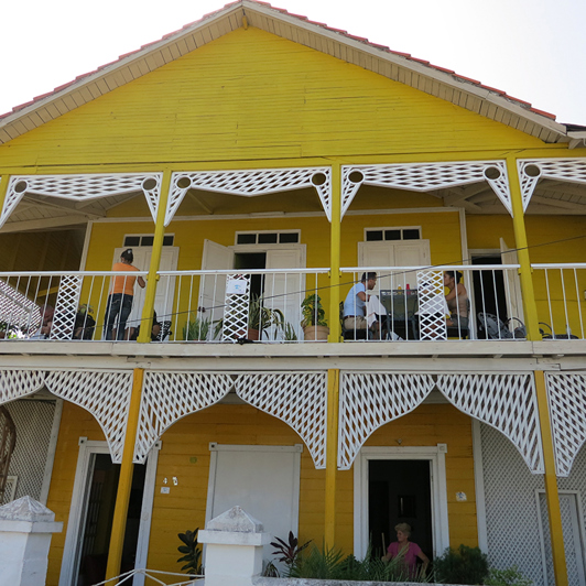 cuba - cienfuegos - cienfuegos casa amarillo_02