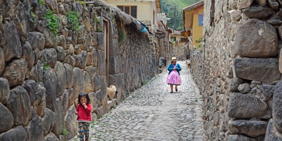 peru - ollantaytambo_gade_barn_kvinde_01