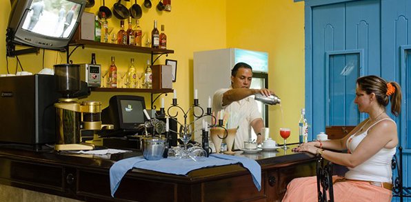 cuba - havana - beltran de santa cruz_bar_tv