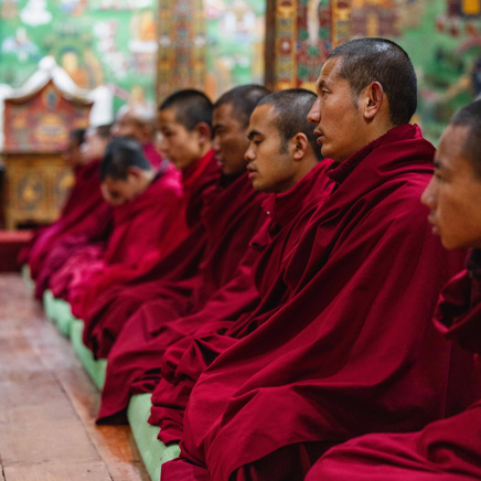 Vi bliver introduceret til de mange facetter af livet som munk i landet...  Foto: Department of Tourism, Bhutan © Ben Richards