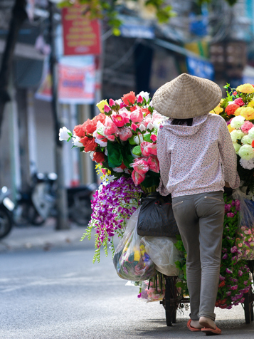 Vietnam - hanoi_befolkning_kvinde_gadesaelger_01