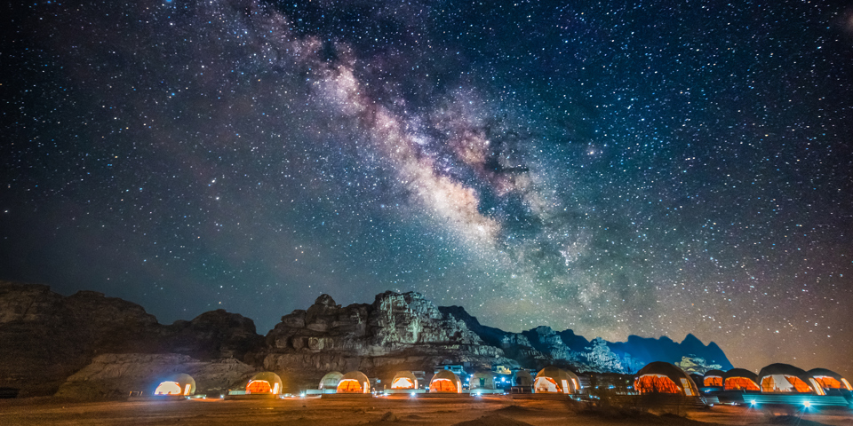 Teltlejr i ørkenen ved Wadi Rum under stjernehimlen