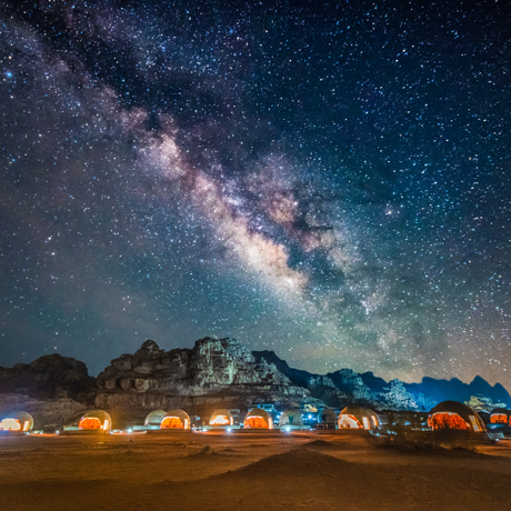 Teltlejr i ørkenen ved Wadi Rum under stjernehimlen