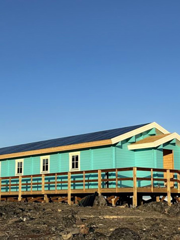 Lodgen ligger for sig selv midt i den arktiske natur.