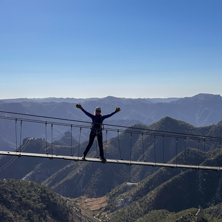 I Kobberkløften kan de som har lyst prøve turen med ziplines og hængebroer