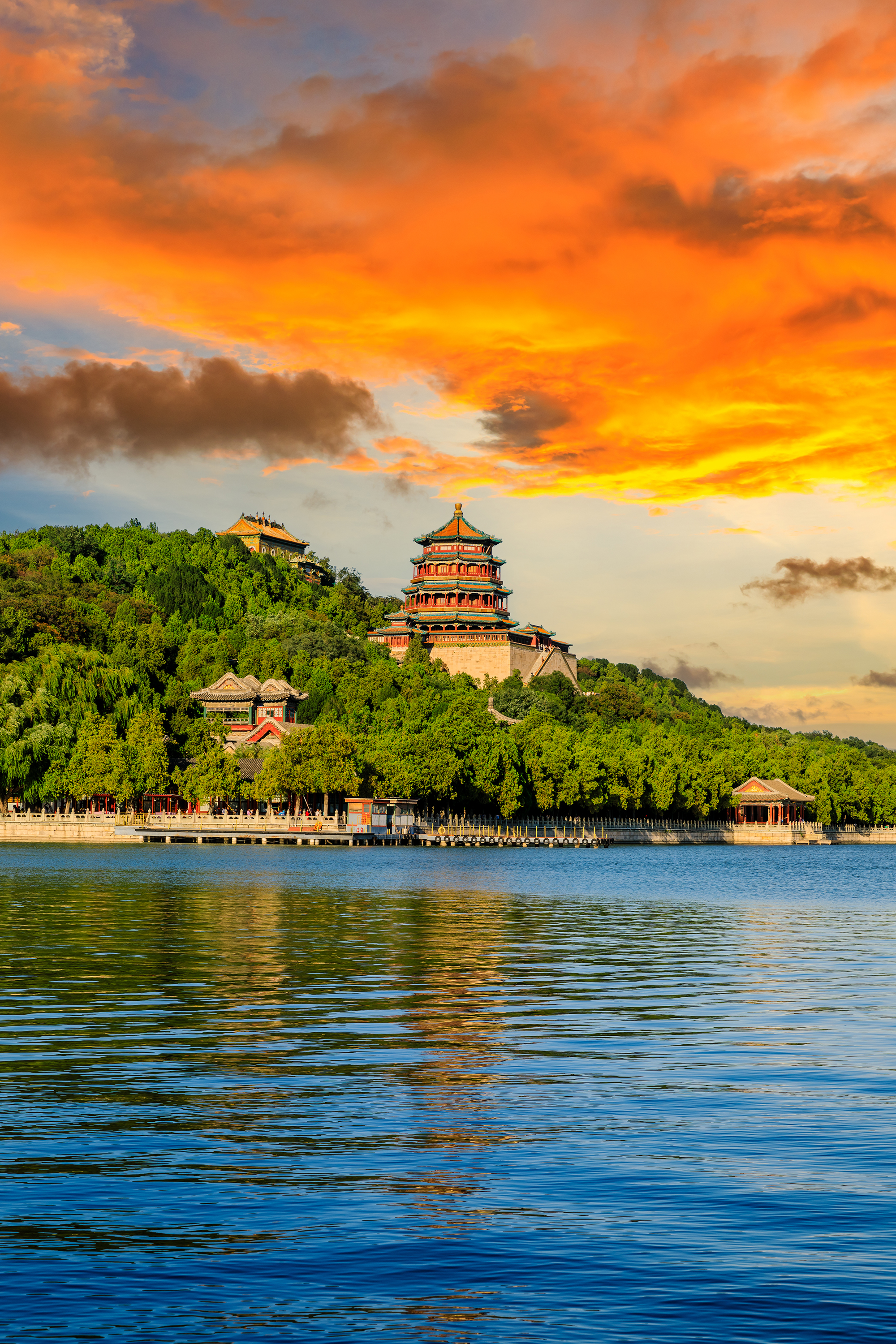 Aftenlys over pavillonerne i Sommerpaladset i Beijing