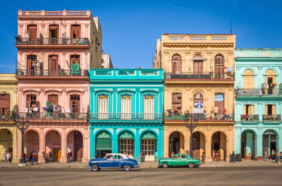 cuba - havana_bygninger_farver_bil_01
