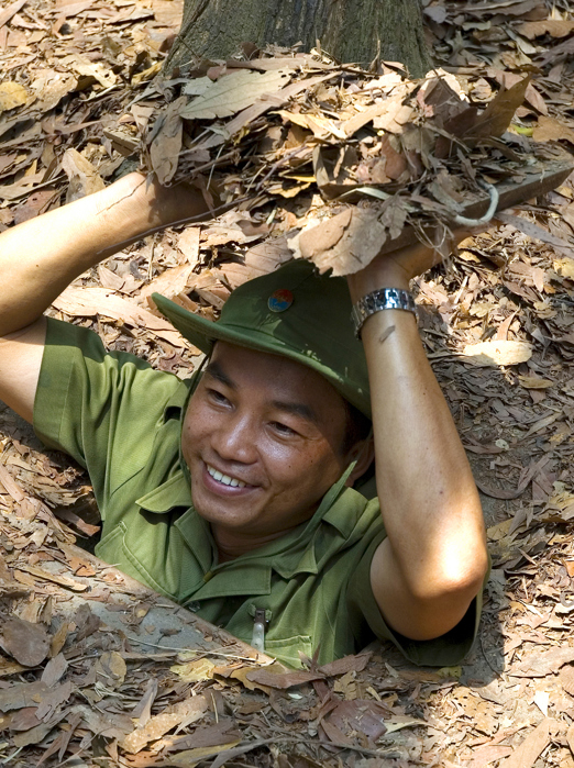 Vietnamesisk rejseguide i en cu chi tunnel
