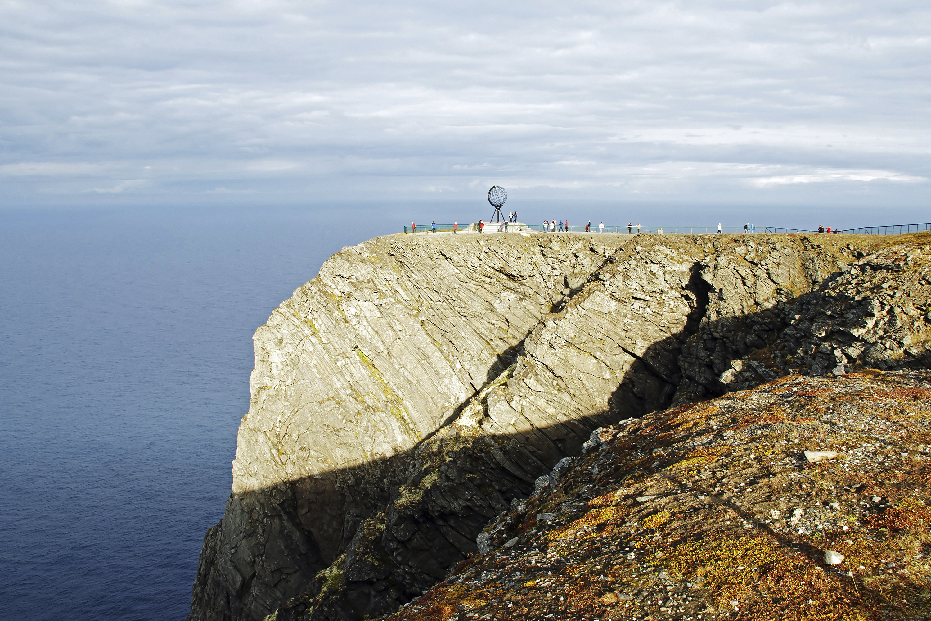 Fra Tromsø sejler vi imod Honningsvåg, hvorfra vi tager på udflugt til Nordkap.