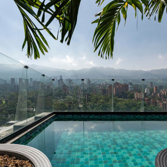 York Luxury Suites Pool 02